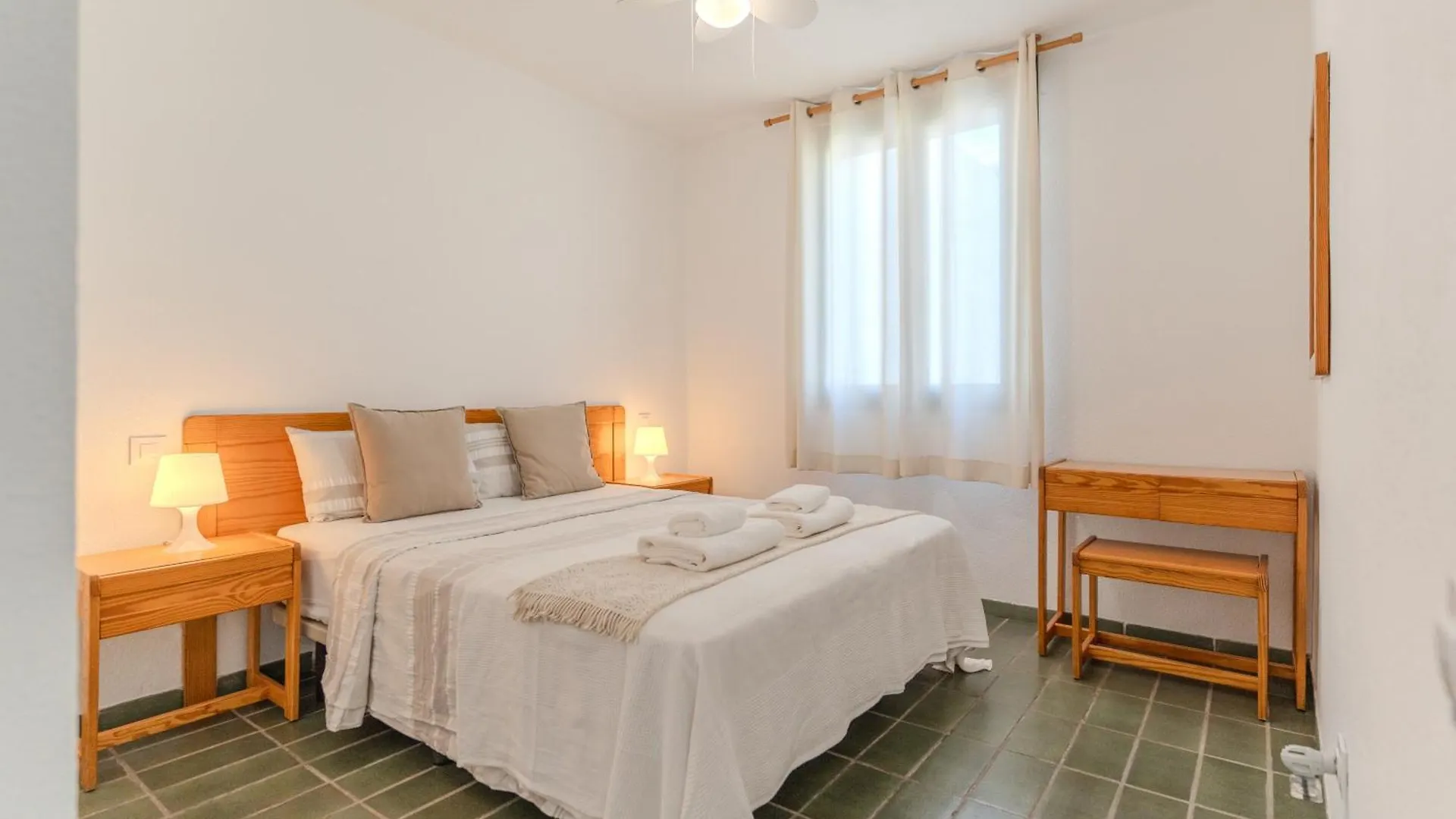 Go2Tenerife Apart Sira Family, Pool & Beach Playa de las Americas  0*, Playa de las Americas (Tenerife)